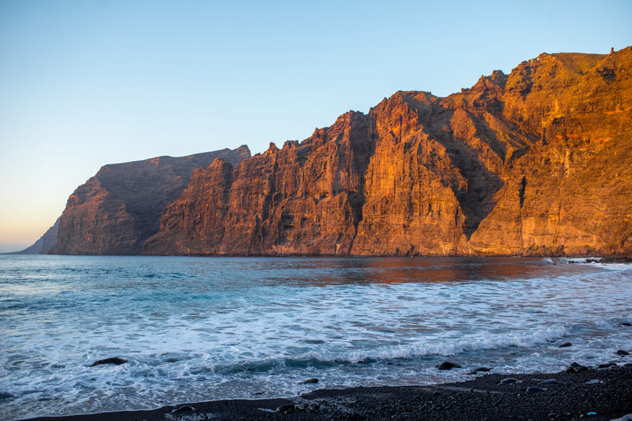 Los acantilados de los Gigantes desde la playa de los Guios