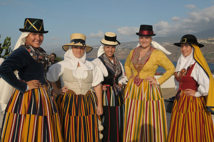 Mujeres vestidas de magas